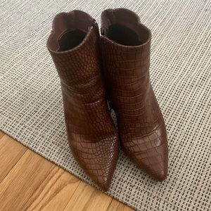 Brown Cocodrilo printed boots